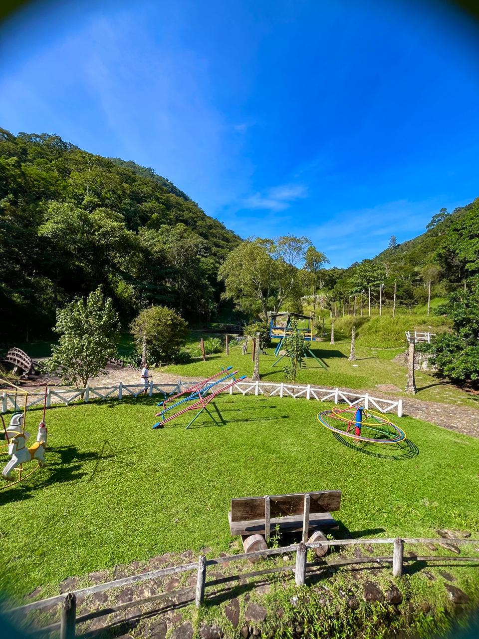 Área verde com parquinho no vale
