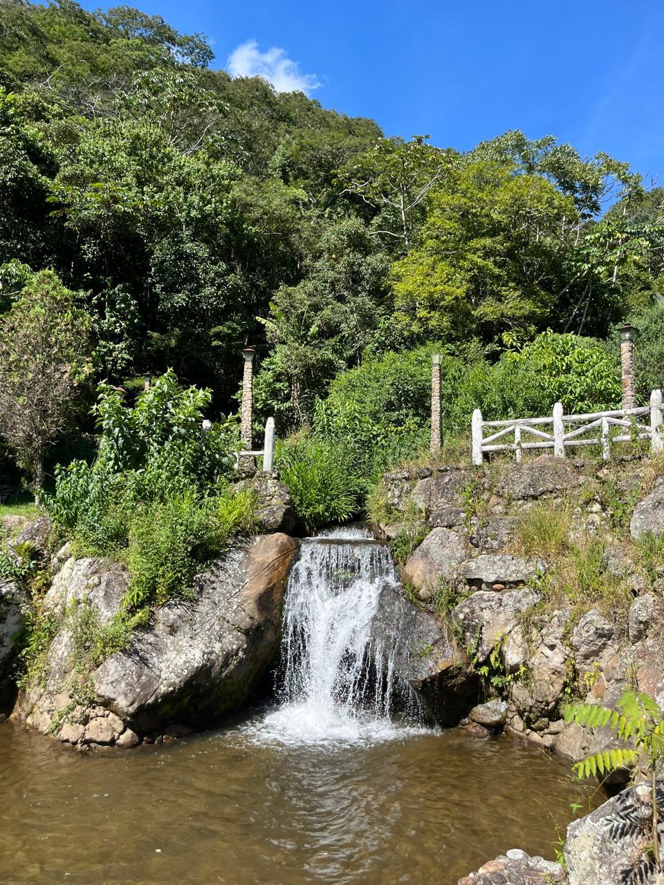 Queda d'água na área verde da pousada