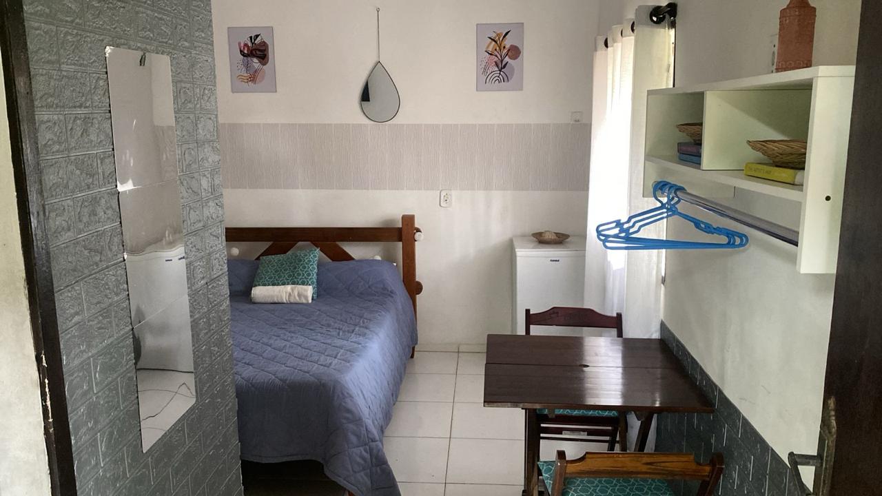 Acomodação da L’Auberge com mesa e frigobar