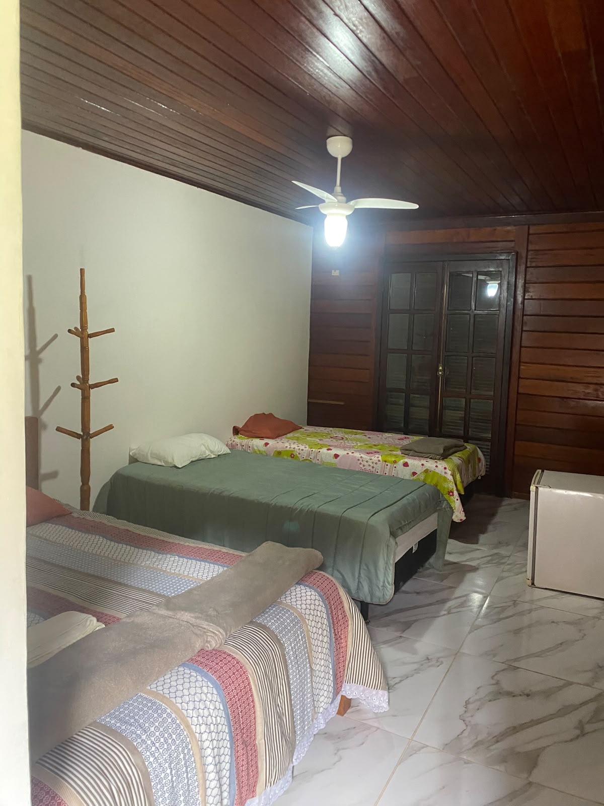 Acomodação com camas e frigobar